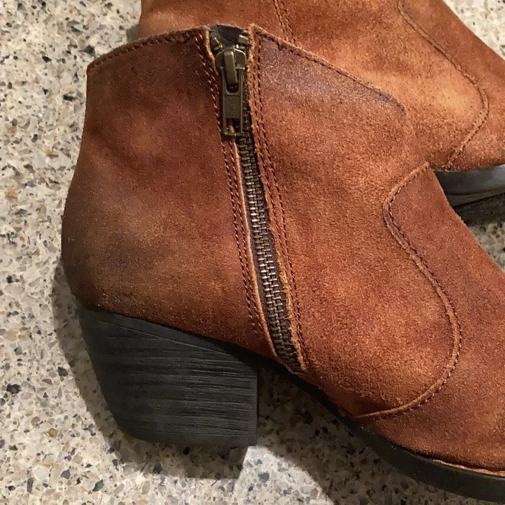 Size 10 Women’s Born Ankle Zip Booties - Picture 13 of 13
